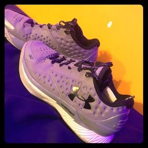 SLIGHTLY USED UNDERARMOUR CURRYS!! LIMITED EDITION